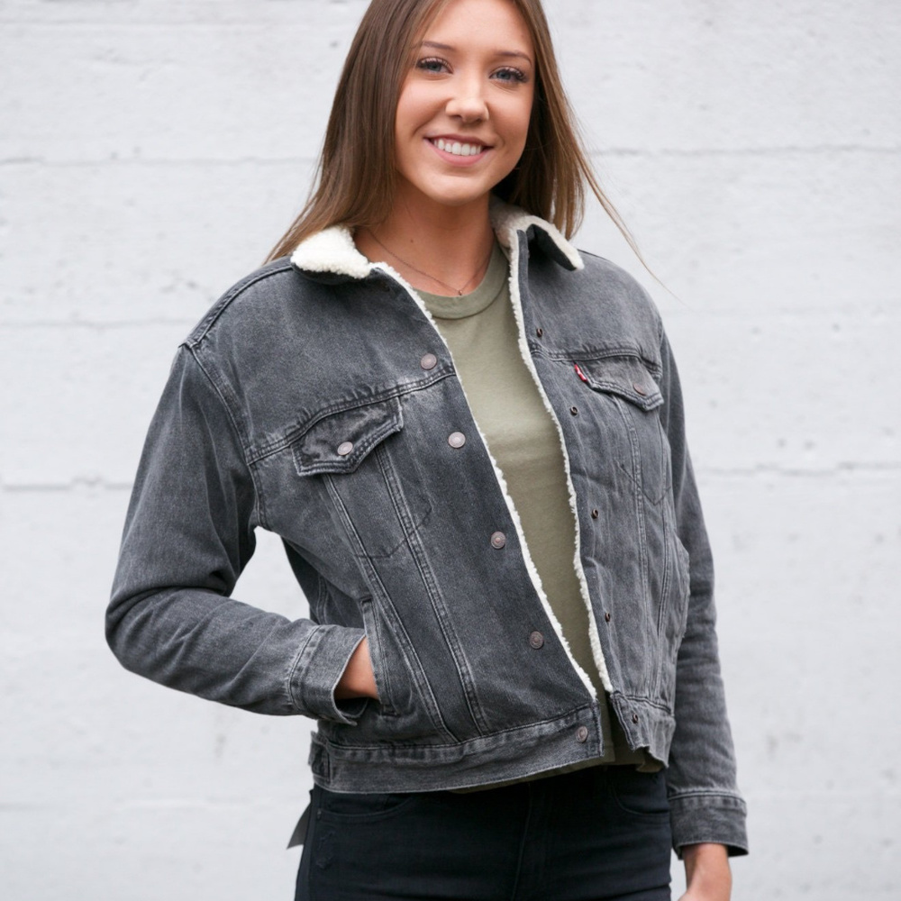 LEVI'S Ex-Boyfriend Sherpa Trucker Jacket